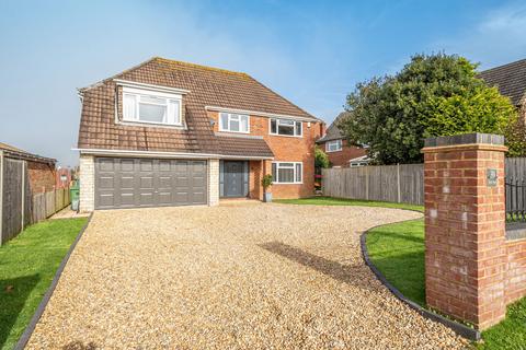 4 bedroom detached house for sale, Avon Road, Oakley, Oakley, RG23 7DJ