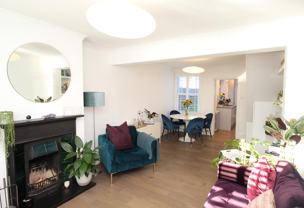 West Byfleet KT14 2 bed semidetached house to rent £1,850 pcm (£427 pw)