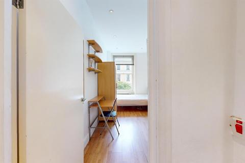 Studio to rent, Southwell Gardens, London SW7