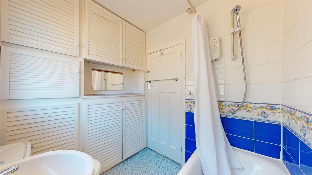 Sundorne Road 59 Bathroom.jpg