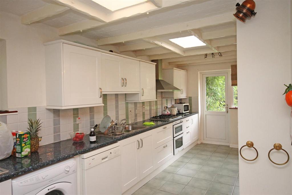 Furze Hill, Kingswood, Tadworth 4 bed detached house to rent £3,650