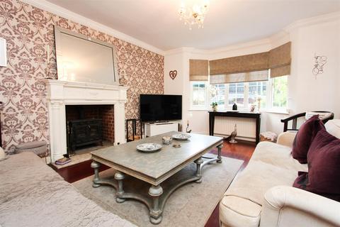 4 bedroom detached house to rent, Furze Hill, Kingswood, Tadworth