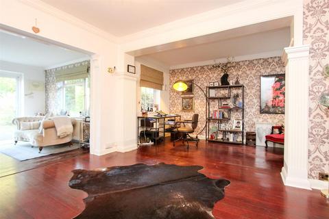 4 bedroom detached house to rent, Furze Hill, Kingswood, Tadworth