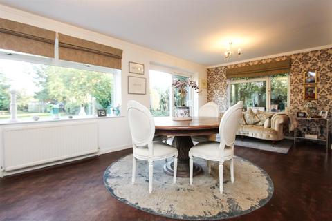 4 bedroom detached house to rent, Furze Hill, Kingswood, Tadworth