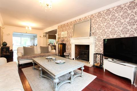 4 bedroom detached house to rent, Furze Hill, Kingswood, Tadworth