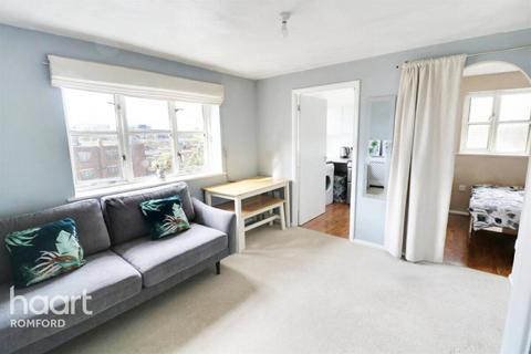 1 bedroom apartment to rent, Regarth Avenue, Romford