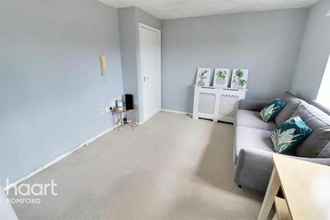 1 bedroom apartment to rent, Regarth Avenue, Romford
