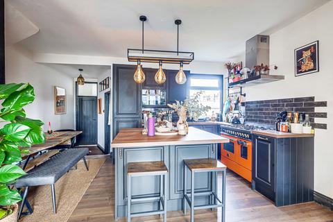 2b Alexandra Road, Leigh-on-sea, SS9 1QD
