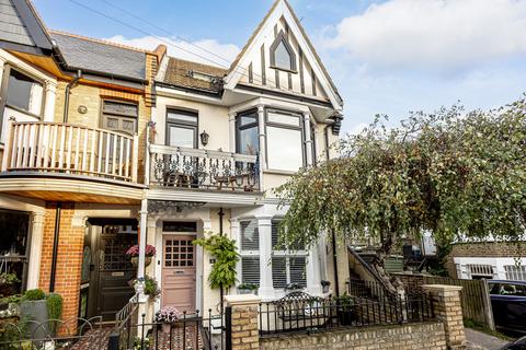 2b Alexandra Road, Leigh-on-sea, SS9 1QD