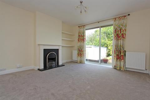 2 bedroom detached bungalow to rent, Kingsley Avenue, Banstead