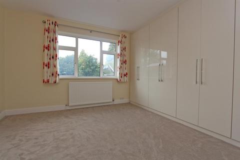 2 bedroom detached bungalow to rent, Kingsley Avenue, Banstead