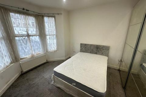 1 bedroom in a house share to rent, Kingston Road, Ilford