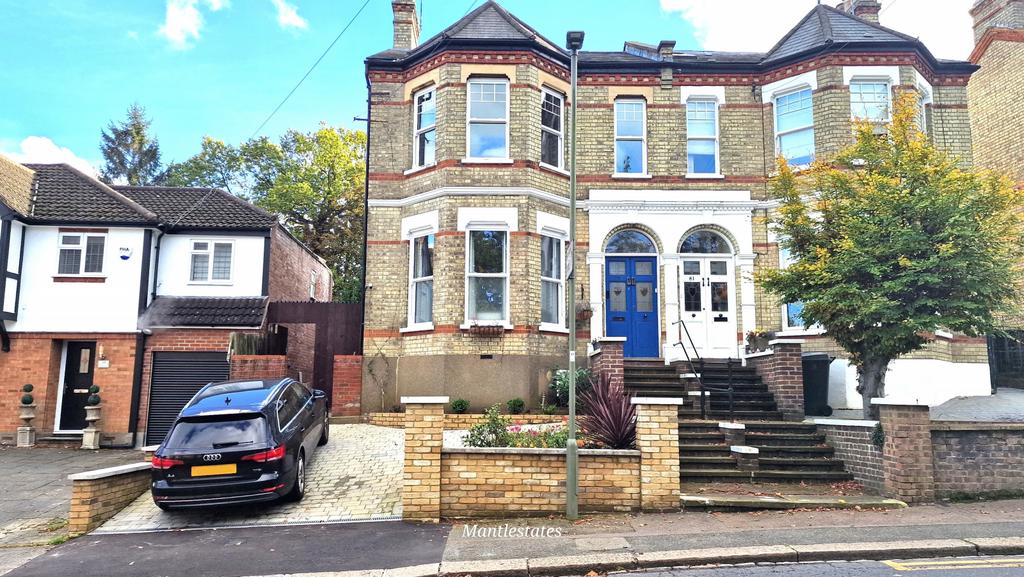 2 Bedroom Victorian Converted Garden Flat