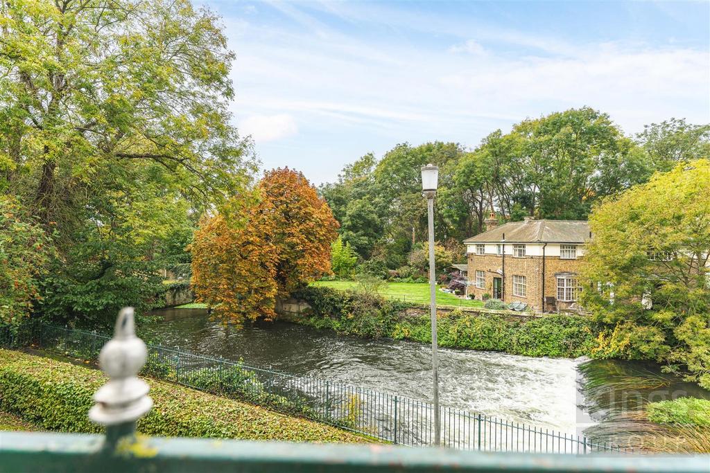 Soper Mews, Enfield Chain Free 2 bed flat for sale £279,995