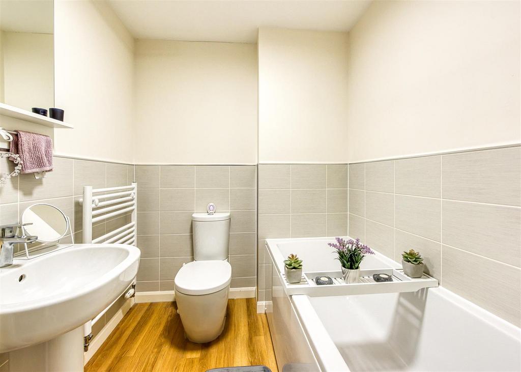 2 Lickey Close-Bathroom.jpg