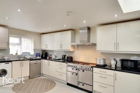 5 bedroom semi-detached house to rent, Uneeda Drive, GREENFORD