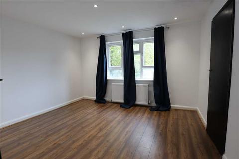 3 bedroom apartment to rent, Clement Close