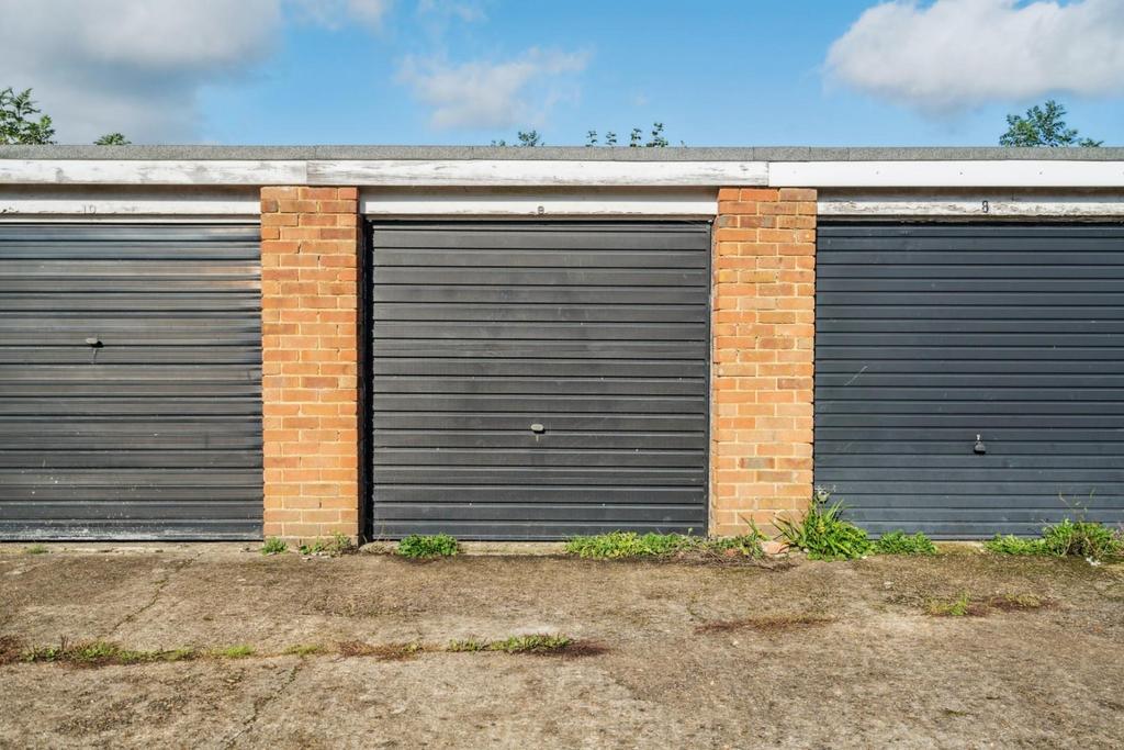 Garage in Block