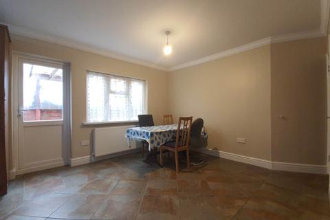 4 bedroom bungalow to rent, Anderson Avenue, Reading RG6