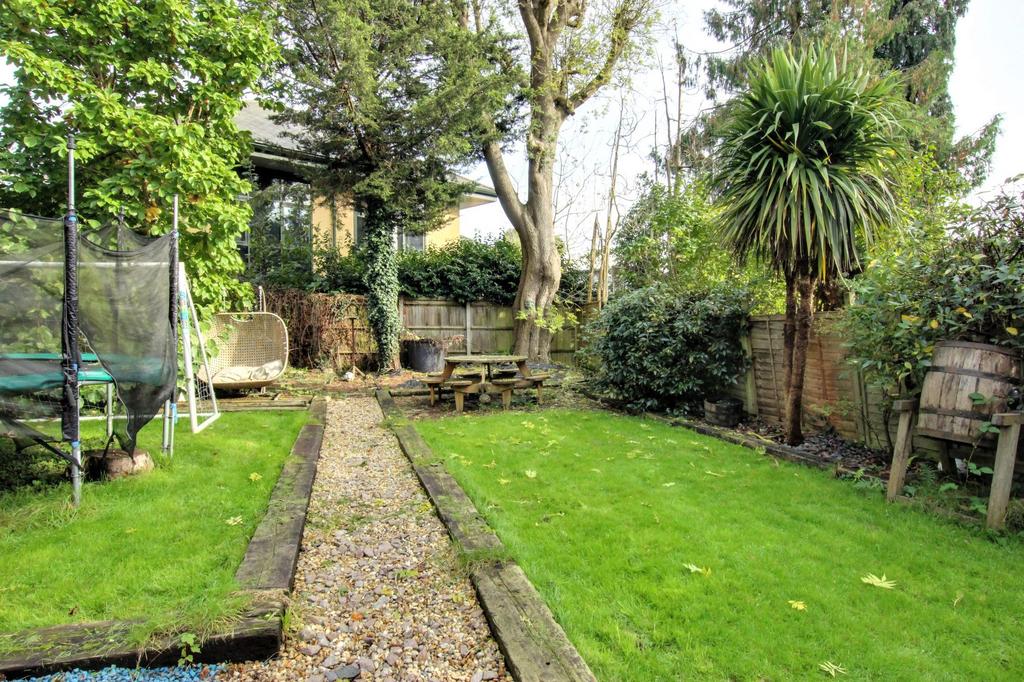 Mill Green Road, Haywards Heath, RH16 3 bed property for sale £450,000