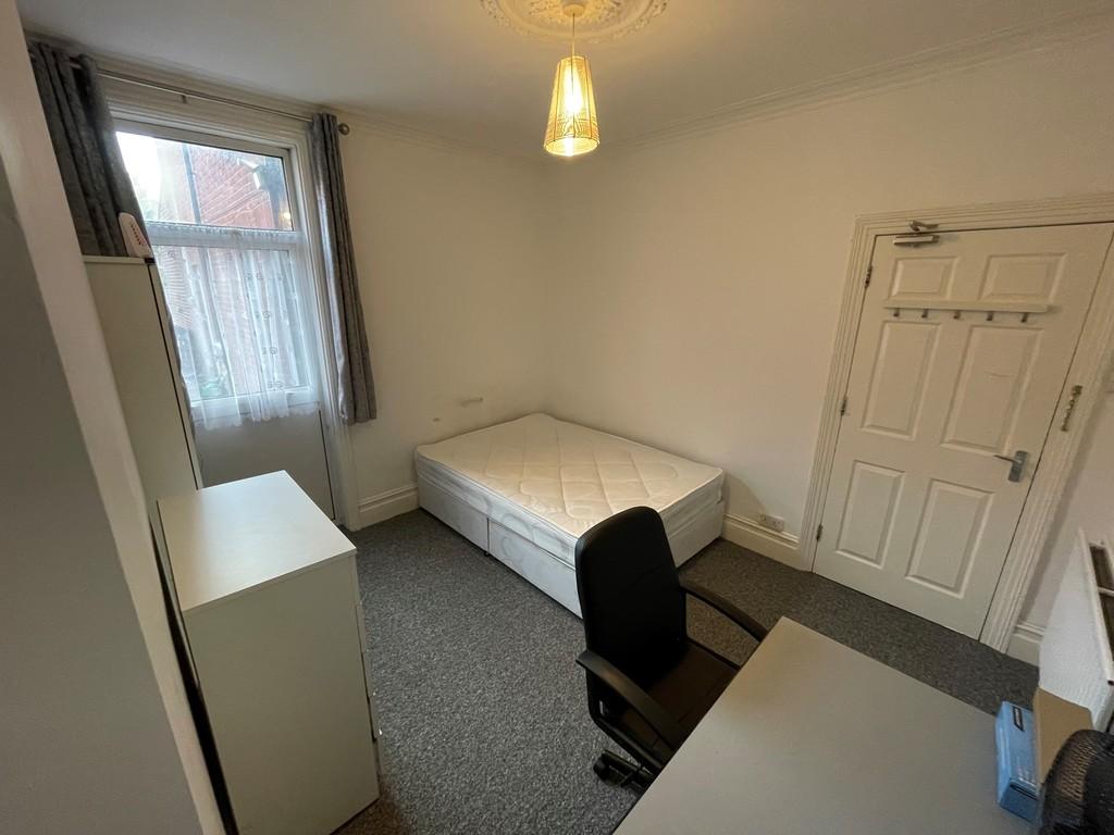 16 holyrood av