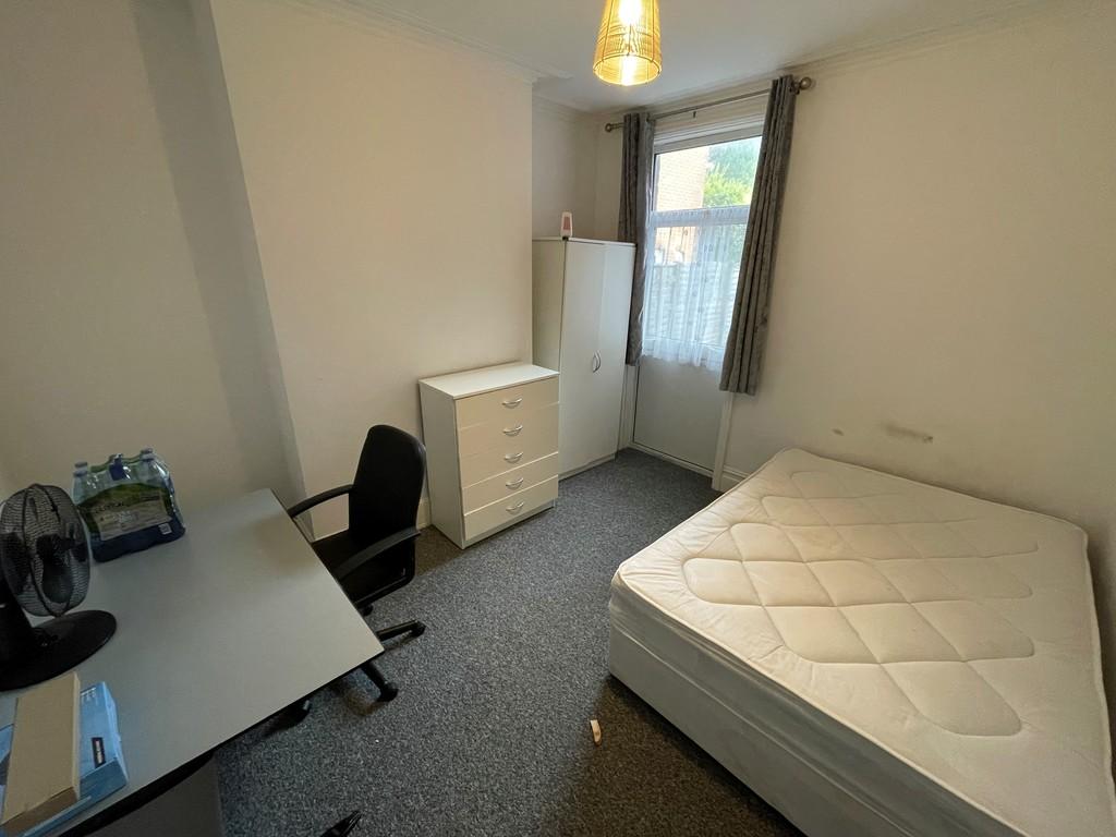 16 holyrood av2
