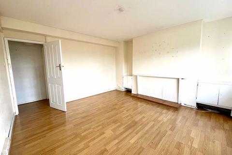 3 bedroom apartment to rent, Priory Court, E17