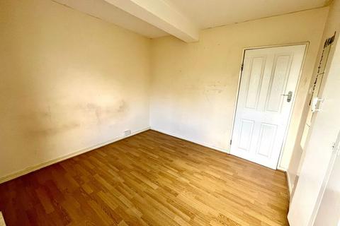 3 bedroom apartment to rent, Priory Court, E17