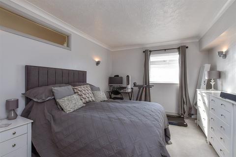 1 bedroom ground floor flat for sale, The Esplanade, Telscombe Cliffs, Peacehaven, East Sussex