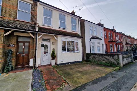 2 bedroom end of terrace house for sale, North Avenue, Southend on Sea, Essex, SS2 4EY