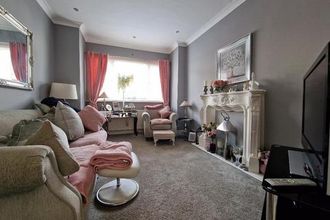 2 bedroom end of terrace house for sale, North Avenue, Southend on Sea, Essex, SS2 4EY