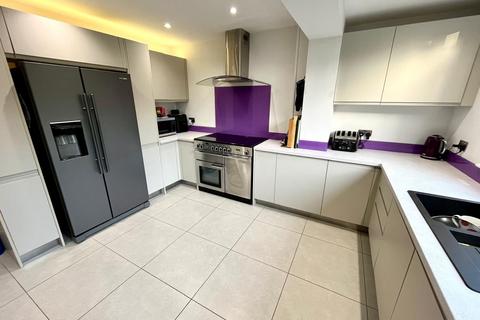 4 bedroom detached house for sale, Leeds LS17