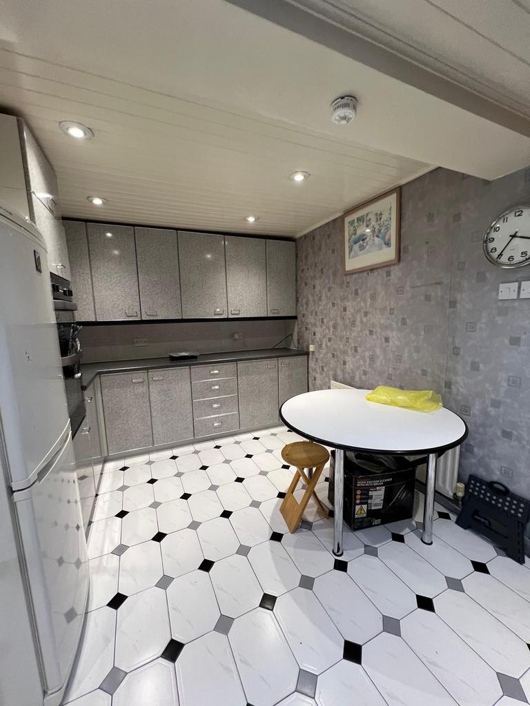 Warwick Road, London N18 3 bed terraced house to rent £2,000 pcm (£
