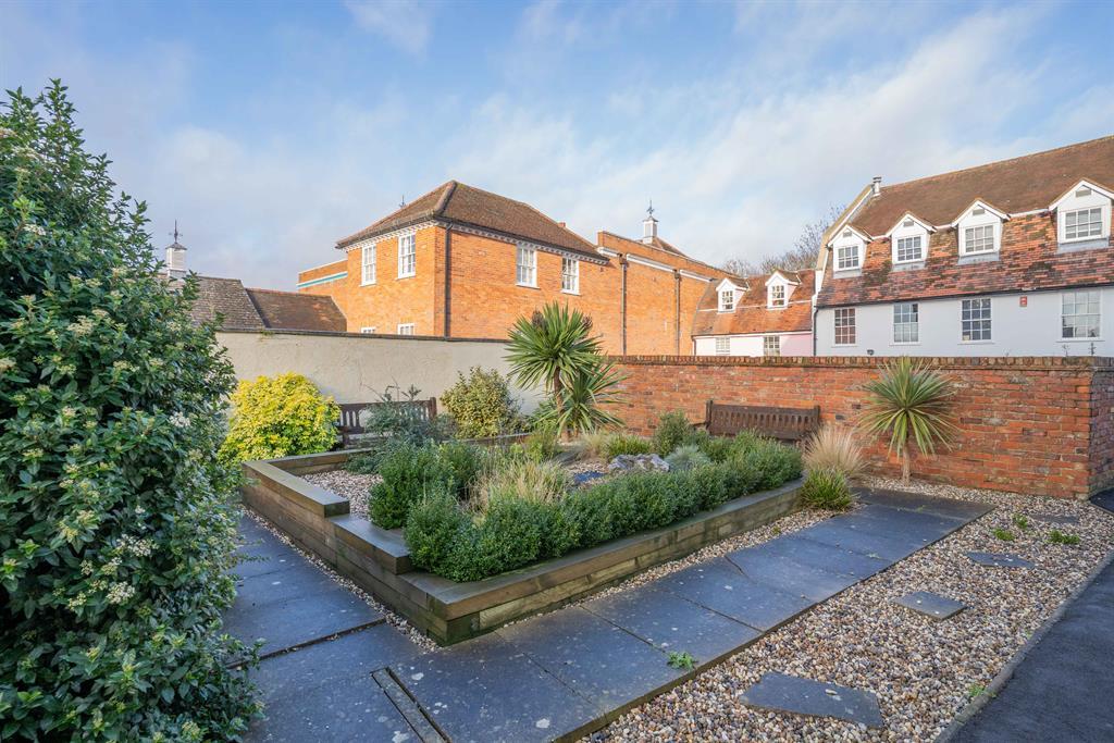 Red Lion Court, Stortford... 1 bed apartment to rent £1,050