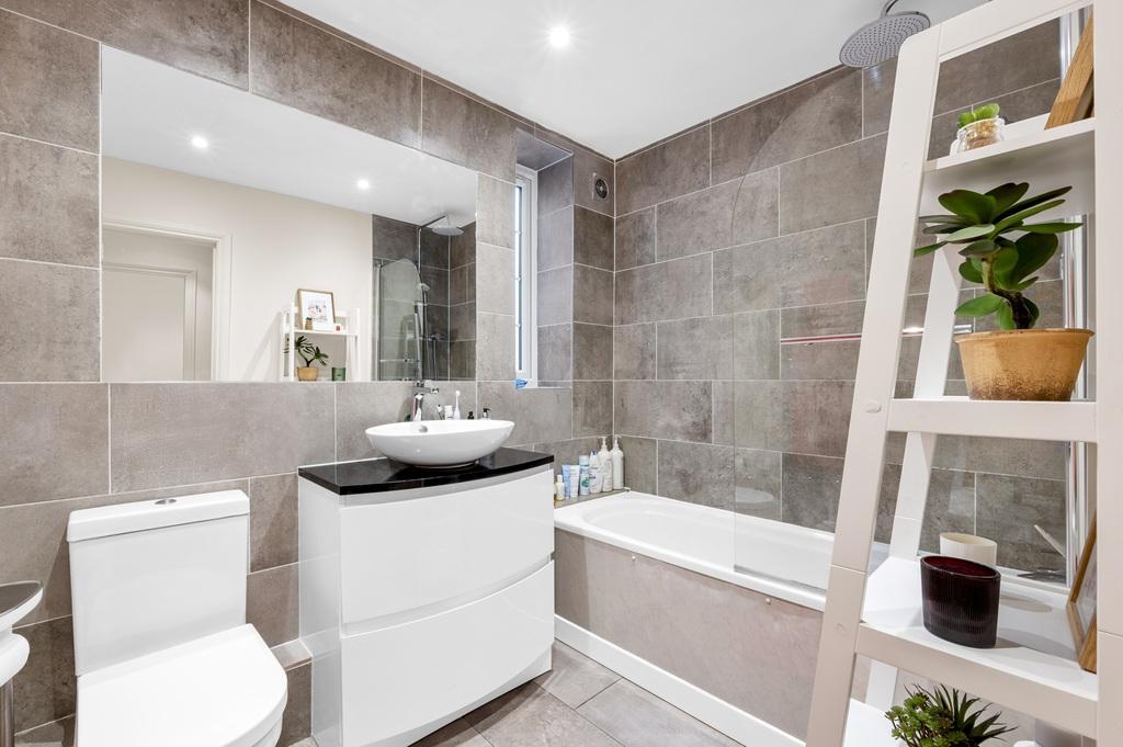 Hungerford Court, SW18 2 bed flat to rent £2,200 pcm (£508 pw)