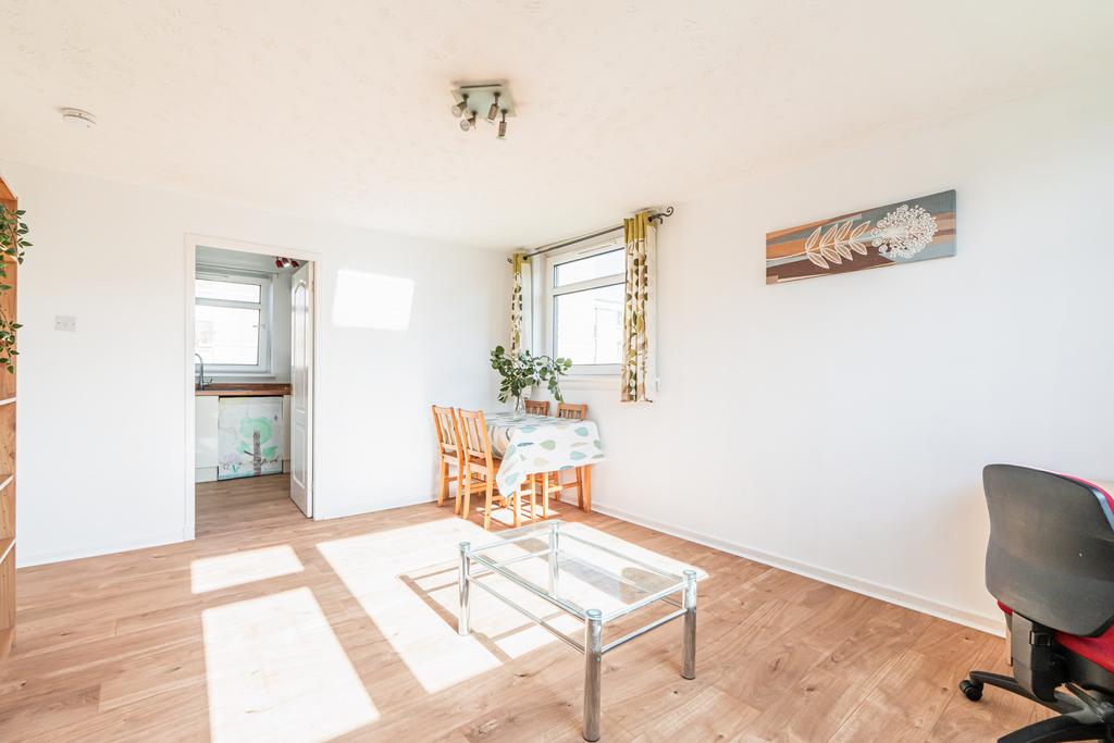 Calder Gardens, Edinburgh EH11 2 bed flat for sale £125,000