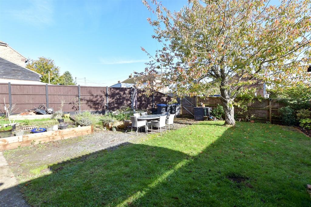 Siberts Close, Shepherdswell, Dover... 3 bed semidetached house for