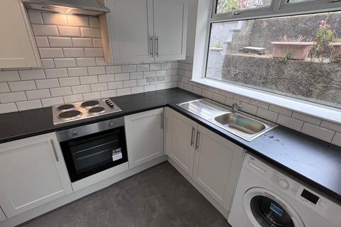 3 bedroom terraced house to rent, Caryl Terrace, Plasmarl, Swansea