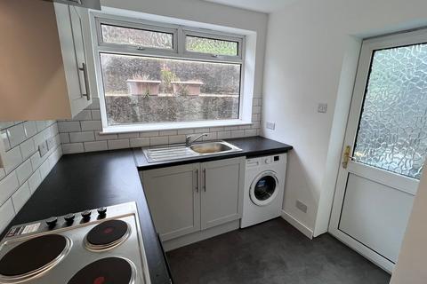 3 bedroom terraced house to rent, Caryl Terrace, Plasmarl, Swansea