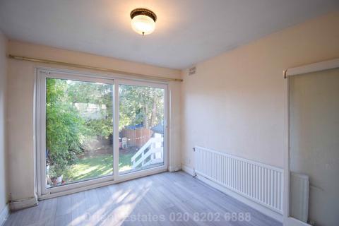 3 bedroom semi-detached house to rent, Aprey Garden, London