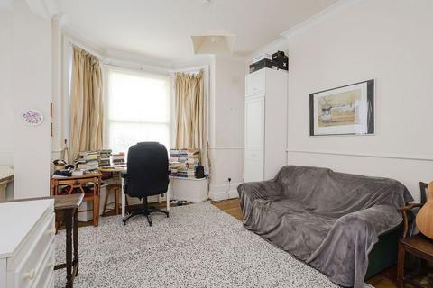 Studio for sale, Queens Road, London SW19