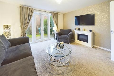 4 bedroom townhouse for sale, Redbrook Way, Bradford