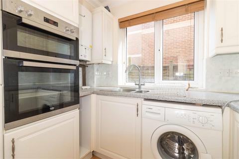 2 bedroom flat to rent, St. Botolphs Road, Worthing