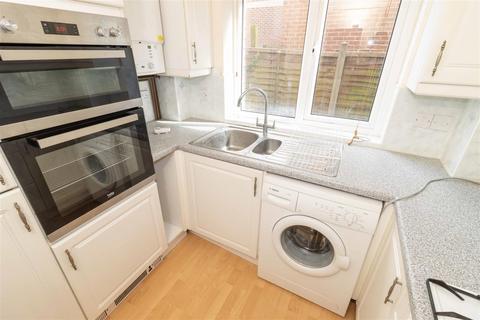 2 bedroom flat to rent, St. Botolphs Road, Worthing