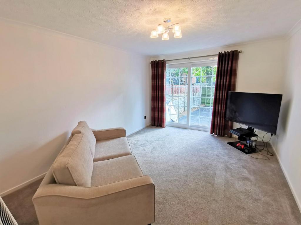 Lingfield Walk, Catshill, Bromsgrove... 1 bed to rent £795