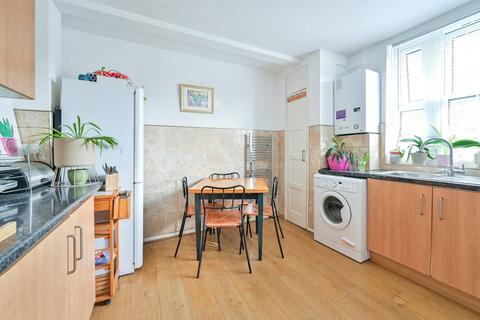 2 bedroom flat for sale, Doddington Grove, Oval, London, SE17