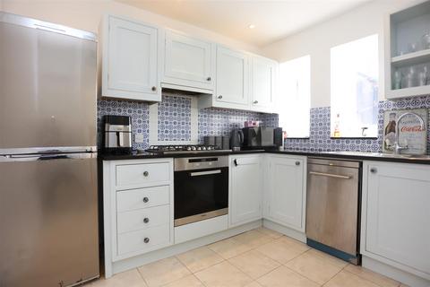 2 bedroom house to rent, South Road, Brighton