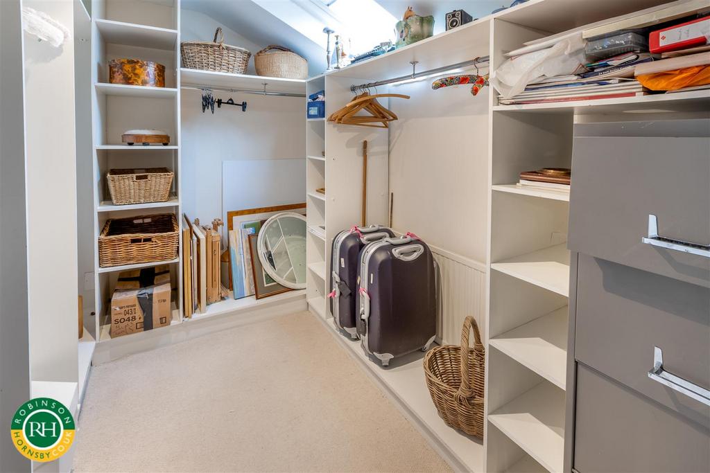 Bed 4 / dressing room
