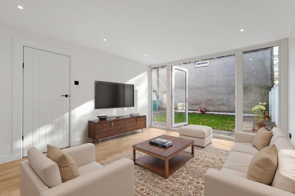 Maclehose Road, Glasgow, G67 3 bed semidetached house for sale £145,000