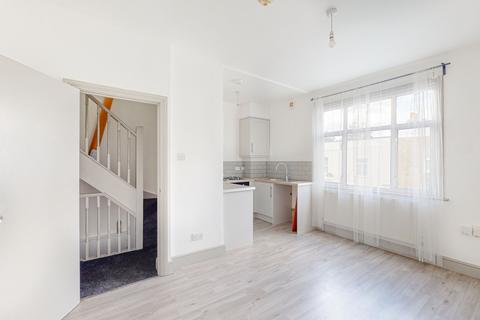 3 bedroom flat to rent, Burrage Place London SE18